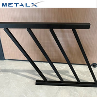 Nouveau design de clôture en fer forgé inclinable réglable en métal avec revêtement en poudre panneaux de clôture en acier pour jardin en pente