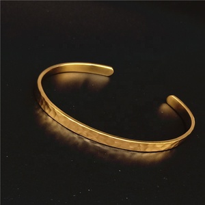 Brazalete de oro de 18K con forma de C para hombres y mujeres, pulsera ajustable con martillo, acabado martillado, venta al por mayor - Product Image 1