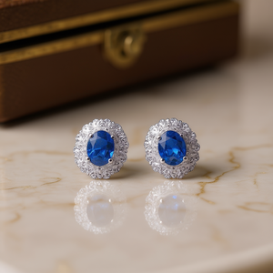 Orecchini a Perno E3091 con Gemma Blu, Taglio Ovale, Montatura a Griffe, Gioielli Classici da Donna - Product Image 2