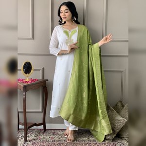 เสื้อผ้าสตรีสไตล์โมเดิร์น Radhe ผ้าฝ้ายสีขาวนวลแบบดั้งเดิม รีไซเคิล ปักลาย ระบายอากาศได้ดี ทรงตรง พร้อมผ้าคลุมไหล่ลายแจ็คการ์ด ขนาด 2.20 เมตร - Product Image 1