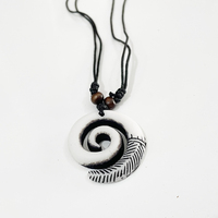 Vente directe d'usine, collier pendentif en résine plastique rétro souvenir, dents de requin, pour hommes et femmes