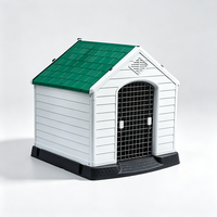 Nichoir pour chien en plastique durable avec toit rouge, montage facile, abri extérieur imperméable pour animaux de compagnie, pour jardin et cour.