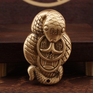 Colgante de serpiente dorada de latón, amuleto de animal de estilo chino de latón macizo para regalo, adorno decorativo unisex - Product Image 1