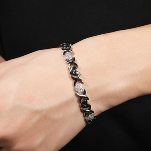 Bracciale UWIN 2025 con Cuori Diamantati Stampati, Bracciale a Catena XO con Cuori e Baci Placcato Oro 18K - Product Image 3