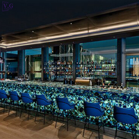 Comptoir de bar de luxe dans le hall d'un hôtel Comptoir de bar à LED rétro-éclairé en pierre d'agate bleue lumineuse pour restaurant