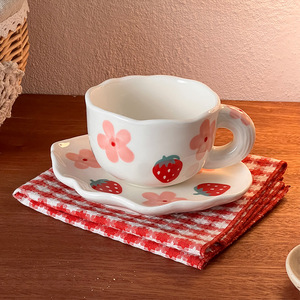 Tazza di porcellana irregolare dipinta a mano graziose fragole e piccoli fiori con motivo a tazza e piattino in ceramica da 200ml per tè e caffè - Product Image 1