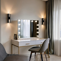 Grande trucco vanità con luci e stazione di ricarica, lavabo con specchio e luci, tavolo per il trucco con 2 cassetti