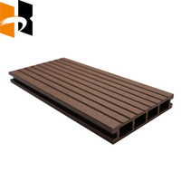 Co-extrusion en plastique composite de bois de terrasse WPC ignifuge d'extérieur de style moderne pour l'usage extérieur