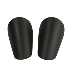 Protège-tibias de football en plastique rigide noir imprimé en fibre de carbone, portables, pour sublimation, pour entraînement, par fabricant OEM - Product Image 1
