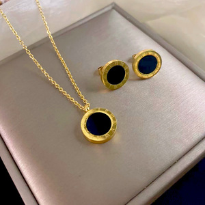 Ensemble de collier avec pendentif plaqué or, orné de chiffres romains, pierre noire, sertissage rond, bijoux en alliage pour un usage quotidien - Product Image 4