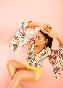 Conjunto de Dos Piezas para Mujer: Camisa Estampada y Falda-Pantalón Amarillo Mantequilla, Diseño Vibrante, Estilo Moderno y Cómodo - Product Image 3