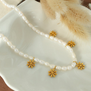 สร้อยคอมุกน้ำจืดพร้อมจี้ดอกเดซี่ สร้อยคอแบบคลาวิเคิล สง่างาม เหมาะสำหรับผู้หญิงใส่ในชีวิตประจำวัน - Product Image 3