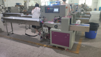 Multifunctionele wasmiddel flow-wrapping machine voor wegwerp kammen, tandenborstels, scheermesjes, douchekappen, kussens en zakjes.