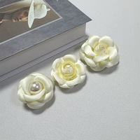 Broche élégante en tissu de satin fleur de camélia en soie Broche pour bijoux Broches Épinglettes pour femmes Robe Costume Accessoires de fête de mariage