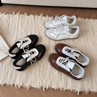 Baskets décontractées rétro pour femmes, style brogue perforé, à lacets, bicolores, basses, à semelle plate, inspirées des baskets allemandes