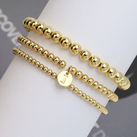 Bracelet perlé en or 18 carats avec pendentif lettre initiale personnalisée, design extensible élastique pour usage quotidien