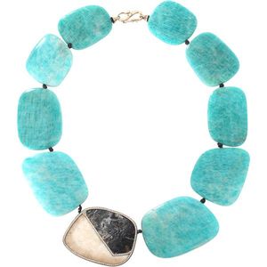 Collier en résine de qualité supérieure avec éléments naturels, bijoux élégants pour tous les jours et les soirées, disponible au prix export. - Product Image 1