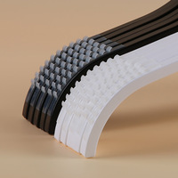 Cintres flexibles durables blancs et noirs en plastique pour manteaux, costumes, chemises, pyjamas, jupes, pantalons, jeans, avec logo personnalisé