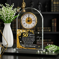 Horloge de bureau minimaliste en acrylique transparent sur mesure OEM ODM, horloge de table silencieuse en lucite en forme d'arc avec impression artistique pour la décoration intérieure