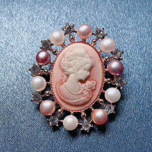 Broche en métal victorienne luxueuse avec perle ovale et <span class=keywords><strong>camée</strong></span> tridimensionnelle incrustée de diamants, pour les fêtes de style vintage et les tenues élégantes - Product Image 3