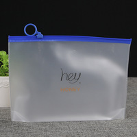 Vente en gros de sacs de rangement pour le maquillage en plastique PVC givré anneau fermeture éclair créatif personnalisé logo impression mode sacs à cosmétiques étuis