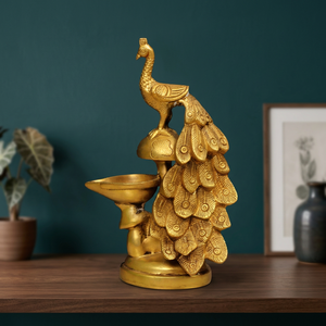 Nirmala Handicrafts – Lampe à huile traditionnelle indienne en laiton sculpté à la main, motif paon et champignon, avec queue de paon sculptée, pour temple - Product Image 1