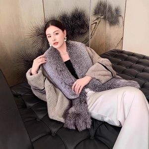 Poncho Invernale 2025 in Velluto e Pelliccia di <span class=keywords><strong>Visone</strong></span> Importato, Lunghezza Media, con Collo in Pelliccia di Volpe e Maniche a Pipistrello per Donna, <span class=keywords><strong>Visone</strong></span> Intero - Product Image 5