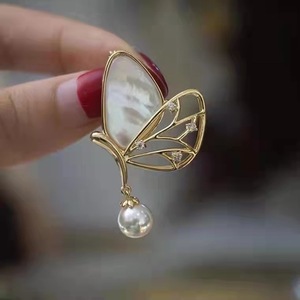 เข็มกลัดแฟชั่นระดับไฮเอนด์ ไข่มุกสีขาวขนาด 7-8 มม. ไมโครฟลอร์เลส ทรงเปลือกหอยรูปผีเสื้อ  งานประณีต  สำหรับฤดูใบไม้ร่วงและฤดูหนาว - Product Image 2