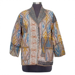 Chaqueta de mujer para otoño con patrón geométrico bordado a mano, cuello kantha vintage y manga tres cuartos. - Product Image 1