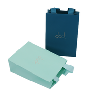 Maßgefertigte Papiertüten in Champagner-Gold, Elegante Verpackungstaschen mit Geprägtem Firmenlogo für Luxuriöse Einzelhandels- und Geschenkanlässe