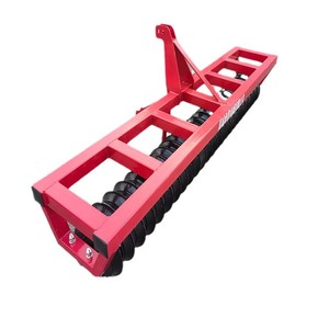 Compacteur à rouleaux pour la compactation du sol, rouge, hydraulique, monté sur tracteur, machine agricole - Product Image 1