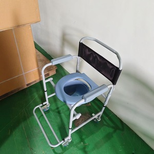 Chaise de toilette portable et détachable pour personnes âgées avec roulettes, convertible en chaise de douche et de toilette, déambulateur pliable multifonctionnel - Product Image 3
