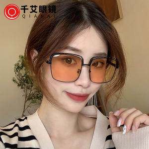 แว่นกันแดดทรงสี่เหลี่ยมสำหรับผู้หญิงทันสมัย กรอบทอง ขาแว่นแบบโซ่ ป้องกันรังสียูวี เลนส์ประเภท 3 AC - Product Image 2