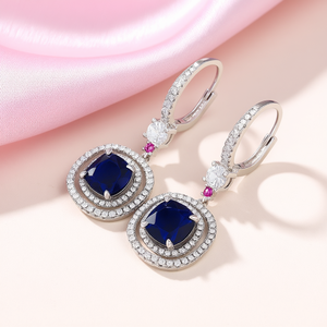 Orecchini E2060 in Zaffiro Blu con alone di diamanti e accento in rubino per donna, gioielli raffinati - Product Image 2