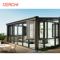 Maison préfabriquée en aluminium avec toit en verre triangulaire extérieur, véranda en verre