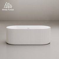 Baignoire balnéo de luxe WhiteForest à parois larges cannelées et côtés droits pour hôtel et villa, baignoire ovale autoportante en acrylique de haute qualité