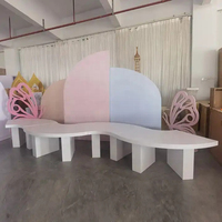 Luxuriöser Moderner Weißer S-förmiger Serpentinen-Acryl-Tisch, Umweltfreundlich und Langlebig, für Kinderpartys, Hotelmöbel, Outdoor-Park-Essbereiche