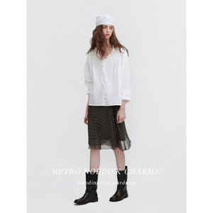 เสื้อเชิ้ตผ้าฝ้าย 100% คอวีลึก แต่งระบาย ปักลายสตรอว์เบอร์รี่ สไตล์โรแมนติก น่ารัก สำหรับผู้หญิง ยี่ห้อ Letm Spring - Product Image 2