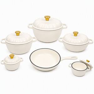 Juego <span class=keywords><strong>de</strong></span> utensilios <span class=keywords><strong>de</strong></span> cocina esmaltados con relieve <span class=keywords><strong>de</strong></span> calabaza blanca, que incluye olla <span class=keywords><strong>para</strong></span> guisos <span class=keywords><strong>de</strong></span> hierro fundido, olla <span class=keywords><strong>para</strong></span> caldos y sartén, equipado con parrillas doradas - Product Image 1