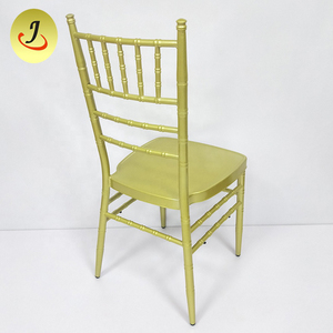 Chaise Chiavari en fer empilable doré avec coussin Foshan Factory - Product Image 3