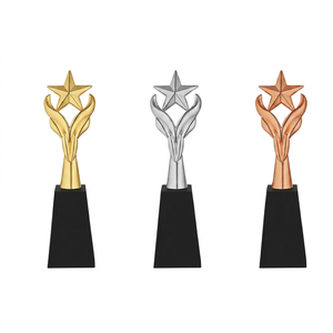 Trophée métallique Star modèle 750 plaqué or, base gravée, durable, pour récompenses sportives ou événementielles, avec base en bois noir - Product Image 1
