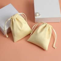 Pochette à rabat en microfibre suédée pour bijoux, avec logo personnalisé en relief, taille et couleur personnalisées, sac en tissu pour emballage de collier, marque LUOYI