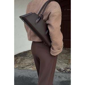 Bolso de Cuero Vintage Marrón Nersia con Decoración de Cadenas, Asa Única, Impermeable para Todas las Estaciones - Product Image 3