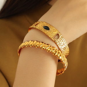 Brazalete de Moda en Acero de Titanio Chapado en Oro, Diseño en Forma de C Ajustable, Exquisito Diseño de Gota, Joyería Unisex - Product Image 4