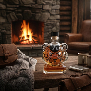 Carafe en verre en forme de tête de tigre, verre sans plomb avec détails peints en noir, idéale pour les spiritueux et la décoration de bar - Product Image 5