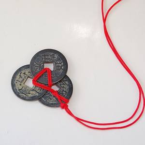 Chaîne de pièces de monnaie en cuivre de la dynastie Qing avec corde rouge pendentif trois empereurs en gros pièces de monnaie en bronze anciennes Feng Shui en gros - Product Image 2