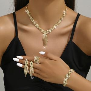 Magnifique ensemble collier et boucles d'oreilles en strass pour mariée, accessoires de bijouterie tendance pour un jour de mariage parfait, vente en gros - Product Image 3