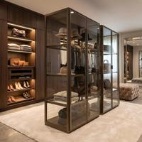 Portes d'armoires en verre en aluminium brossé or moderne sur mesure avec système d'affichage de cave à vin de luxe intégré et éclairage LED