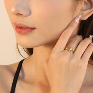 Bague tendance personnalisée pour femme, plaquée or 18 carats, en forme de feuille, creuse, étanche, en acier inoxydable, pour mariage, vente en gros - Product Image 3