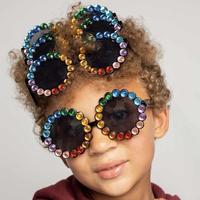 Lunettes de soleil de luxe pour bébé avec le nouveau design Lunettes rondes à fleurs en diamant pour enfants dans une monture blanche, violette, rouge et bleue